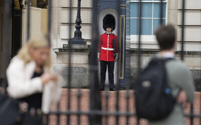 People gather in front of Buckingham Palace in London, September 8, 2022. (AP Photo/Frank Augstein)