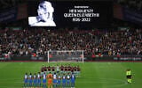 Team players stand on the pitch during minutes silence following the death of Queen Elizabeth II prior the Group B Europa Conference League soccer match between West Ham and FCSB Steaua Bucharest at London Stadium in London, September 8, 2022. (AP Photo/Ian Walton)