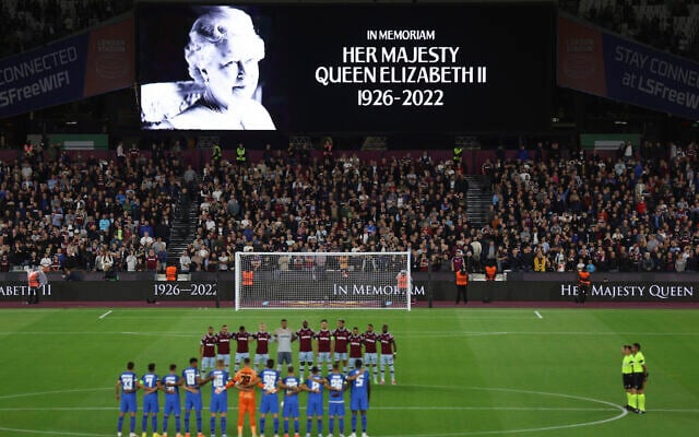 Team players stand on the pitch during minutes silence following the death of Queen Elizabeth II prior the Group B Europa Conference League soccer match between West Ham and FCSB Steaua Bucharest at London Stadium in London, September 8, 2022. (AP Photo/Ian Walton) Team players stand on the pitch during minutes silence following the death of Queen Elizabeth II prior the Group B Europa Conference League soccer match between West Ham and FCSB Steaua Bucharest at London Stadium in London, September 8, 2022. (AP Photo/Ian Walton)