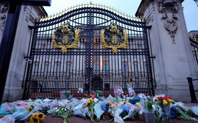 Flowers are seen at the gates of Buckingham Palace in London, September 9, 2022. (AP Photo/Kirsty Wigglesworth) Flowers are seen at the gates of Buckingham Palace in London, September 9, 2022. (AP Photo/Kirsty Wigglesworth)