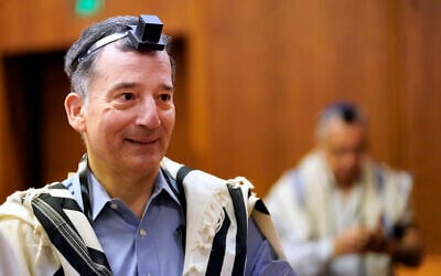 Rabbi David Wolpe speaks to congregants at Sinai Temple on Sepember. 23, 2022, in Los Angeles. (AP Photo/Marcio Jose Sanchez)