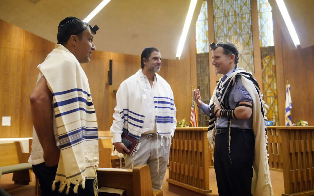 Rabbi David Wolpe speaks to congregants at Sinai Temple on September 23, 2022, in Los Angeles. (AP Photo/Marcio Jose Sanchez) Rabbi David Wolpe speaks to congregants at Sinai Temple on September 23, 2022, in Los Angeles. (AP Photo/Marcio Jose Sanchez)