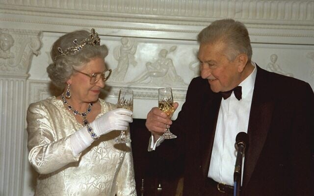 President Ezer Weizman, left, and Britain's Queen Elizabeth II share a toast during an official dinner in her honor hosted by Weizman at Spencer House in London, February 1997. (Government Press Office) President Ezer Weizman, left, and Britain's Queen Elizabeth II share a toast during an official dinner in her honor hosted by Weizman at Spencer House in London, February 1997. (Government Press Office)