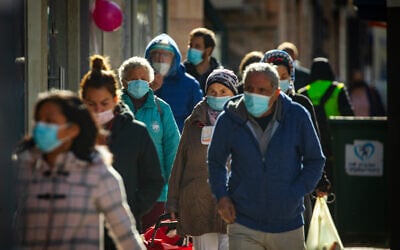 People in Jerusalem wear face masks on January 21, 2021. (Olivier Fitoussi/Flash90)