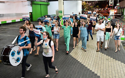 Medical residents demonstrate for better work conditions on HaBima square in Tel Aviv, on August 30, 2022. (Avshalom Sassoni/Flash90)