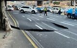 Police at the site of a sinkhole on the Ayalon Highway in Tel Aviv on September 17, 2022. (Avshalom Sassoni/Flash90)