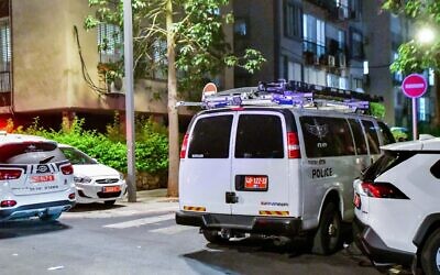 Illustrative: Police at the scene of a suspected murder of an 84-year-old woman in Holon, September 20, 2022 (Avshalom Sassoni/Flash90)