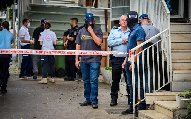 Police at the scene where the body of a Mousa Sarsour, suspected of killing an 84-year-old woman in Holon, was found in central Tel Aviv on September 21, 2022. (Avshalom Sassoni/Flash90) Police at the scene where the body of a Mousa Sarsour, suspected of killing an 84-year-old woman in Holon, was found in central Tel Aviv on September 21, 2022. (Avshalom Sassoni/Flash90)