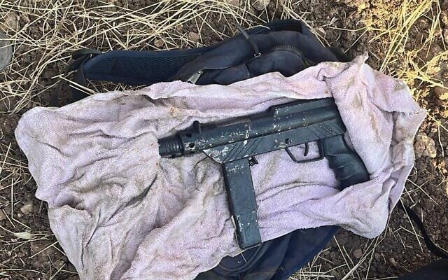 A Carlo makeshift submachine gun seized from Palestinian suspects on the West Bank security barrier near Baqa al-Gharbiyye, September 18, 2022. (Israel Defense Forces) A Carlo makeshift submachine gun seized from Palestinian suspects on the West Bank security barrier near Baqa al-Gharbiyye, September 18, 2022. (Israel Defense Forces)