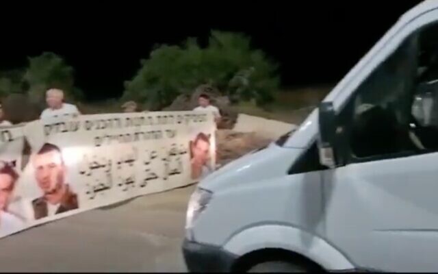 Screen capture from video showing a protest by activists campaigning for the return of the remains of Israeli soldiers held in the Gaza Strip, who blocked the entry into Israel of Gazans, September 18, 2022. (Twitter. used in accordance with Clause 27a of the Copyright Law) Screen capture from video showing a protest by activists campaigning for the return of the remains of Israeli soldiers held in the Gaza Strip, who blocked the entry into Israel of Gazans, September 18, 2022. (Twitter. used in accordance with Clause 27a of the Copyright Law)