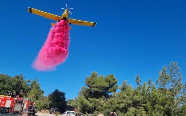 An Israeli firefighting plane works to battle a blaze in the north of the country on September 28, 2022. (Fire and Rescue Authority) An Israeli firefighting plane works to battle a blaze in the north of the country on September 28, 2022. (Fire and Rescue Authority)