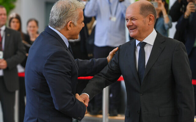 German Chancellor Olaf Scholz (R) greets  Prime Minister Yair Lapid in Berlin on September 12, 2022 (Kobi Gideon / GPO)