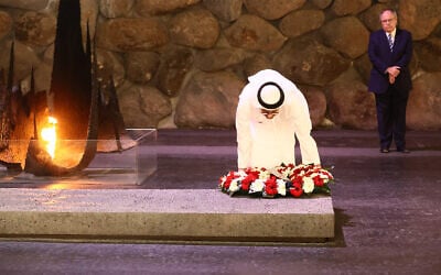UAE Foreign Minister Sheikh Abdullah bin Zayed Al Nahyan visits the Yad Vashem Holocaust memorial and museum in Jerusalem, September 15, 2022. (Yad Vashem/Miri Shimonovich)
