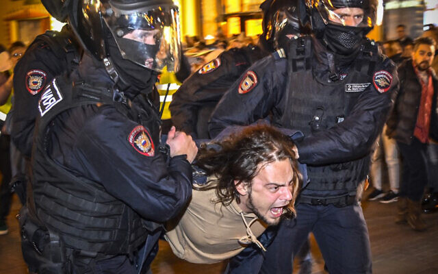 Police officers detain a man at a protest against military mobilization, in Moscow, on September 21, 2022. (Alexander Nemenov/AFP) Police officers detain a man at a protest against military mobilization, in Moscow, on September 21, 2022. (Alexander Nemenov/AFP)