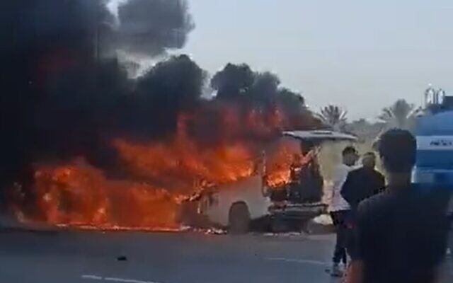 A minibus on fire after a crash in Iraq's Babil province that killed at least 11 Iranian pilgrims, September 11, 2022. (Screenshot: Twitter; used in accordance with Clause 27a of the Copyright Law) A minibus on fire after a crash in Iraq's Babil province that killed at least 11 Iranian pilgrims, September 11, 2022. (Screenshot: Twitter; used in accordance with Clause 27a of the Copyright Law)