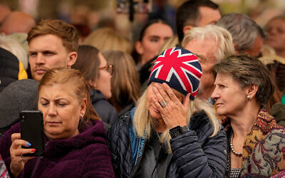 Mourners during a moment of silence ahead of the funeral of Queen Elizabeth II in central London, September 19, 2022. (AP Photo/Andreea Alexandru, Pool)