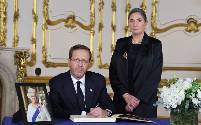 President Isaac Herzog and his wife, Michal, sign a condolences book at Lancaster House in London on September 18, 2022. (Rory Arnold/ 10 Downing Street) President Isaac Herzog and his wife, Michal, sign a condolences book at Lancaster House in London on September 18, 2022. (Rory Arnold/ 10 Downing Street)