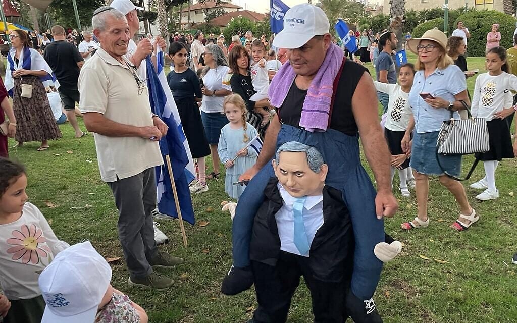 Ralliers at a Ramat Gan election event for Likud party head Benjamin Netanyahu's "Bibi Ba" campaign bus, September 22, 2022 (Carrie Keller-Lynn/The Times of Israel)