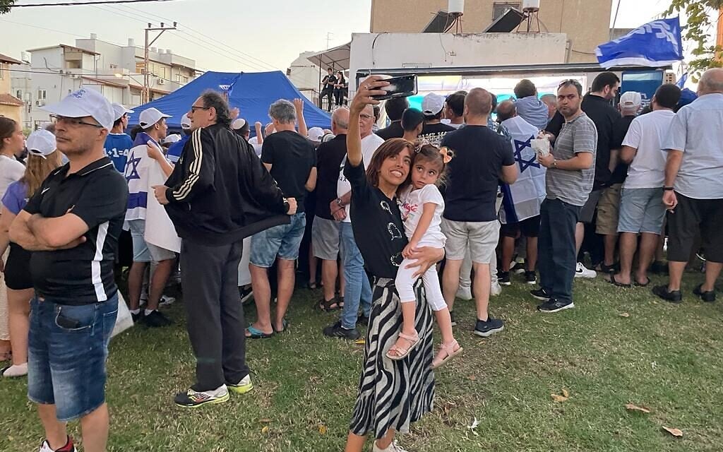 Ralliers at a Ramat Gan election event for Likud party head Benjamin Netanyahu's "Bibi Ba" campaign bus, September 22, 2022 (Carrie Keller-Lynn/The Times of Israel)