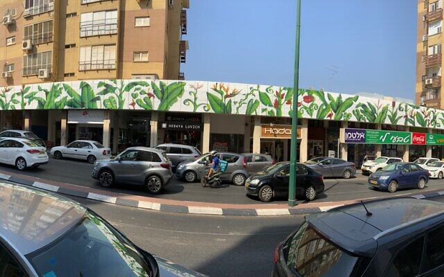 Histadrut Street, Petah Tikva, painted by Moti Shemesh, Marina Gontcharov, Shira Ariel, Noam Ben Moshe, October 2022 (courtesy Moti Shemesh/ Israeli Airbrush Center)