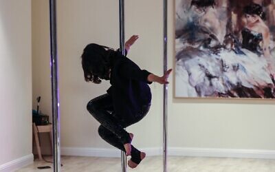 A Saudi woman exercises by pole dancing at a local gymnasium in the capital Riyadh, October 1, 2022. (Fayez NURELDINE/AFP)