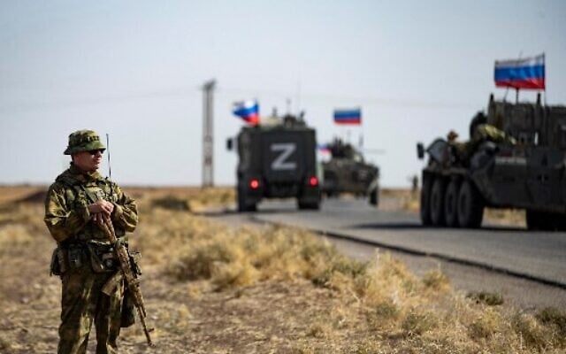 Soldiers of a Russian military convoy and their US counterparts exchange greetings as their patrol routes intersect in an oil field near Syria's al-Qahtaniyah town in the northeastern Hasakah province, close to the border with Turkey, on October 8, 2022. (Delil SOULEIMAN / AFP) Soldiers of a Russian military convoy and their US counterparts exchange greetings as their patrol routes intersect in an oil field near Syria's al-Qahtaniyah town in the northeastern Hasakah province, close to the border with Turkey, on October 8, 2022. (Delil SOULEIMAN / AFP)
