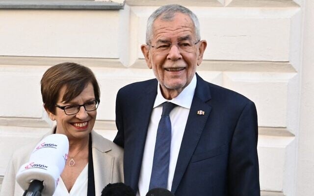 Austria's President Alexander Van der Bellen and his wife Doris speak to the media in front of a polling station in Vienna, during the presidential elections on October 9, 2022. (Joe Klamar / AFP) Austria's President Alexander Van der Bellen and his wife Doris speak to the media in front of a polling station in Vienna, during the presidential elections on October 9, 2022. (Joe Klamar / AFP)