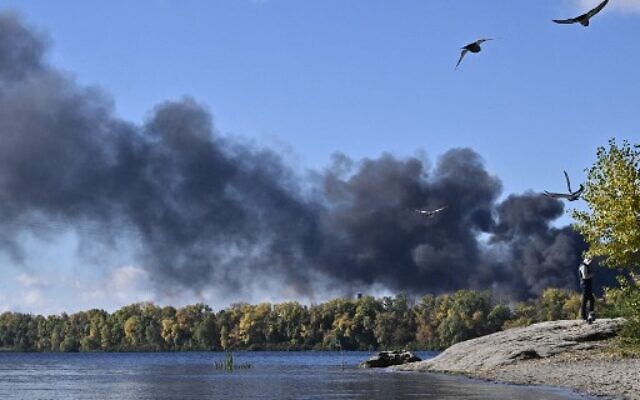 Birds fly as smoke rises over Dnipro River after several Russian strikes hit the Ukrainian capital of Kyiv on October 10, 2022. (Genya Savilov/AFP) Birds fly as smoke rises over Dnipro River after several Russian strikes hit the Ukrainian capital of Kyiv on October 10, 2022. (Genya Savilov/AFP)