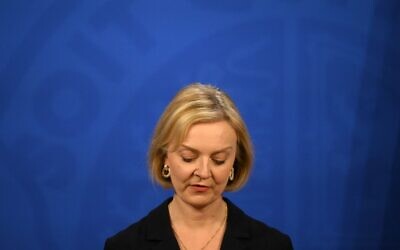 Britain's Prime Minister Liz Truss during a press conference in the Downing Street Briefing Room in central London on October 14, 2022, following the sacking of the finance minister in response to a budget that sparked markets chaos (Daniel LEAL / POOL / AFP)