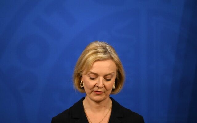 Britain's Prime Minister Liz Truss during a press conference in the Downing Street Briefing Room in central London on October 14, 2022, following the sacking of the finance minister in response to a budget that sparked markets chaos (Daniel LEAL / POOL / AFP) Britain's Prime Minister Liz Truss during a press conference in the Downing Street Briefing Room in central London on October 14, 2022, following the sacking of the finance minister in response to a budget that sparked markets chaos (Daniel LEAL / POOL / AFP)