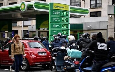 Motorists wait in lines at a gas station amid a fuel shortage and rising prices in Paris on October 15, 2022. (Christophe ARCHAMBAULT/AFP)