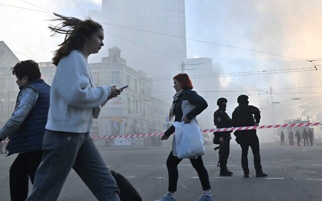 Local residents walk past police officers after a drone attack in Kyiv on October 17, 2022, amid the Russian invasion of Ukraine. (Sergei SUPINSKY / AFP) Local residents walk past police officers after a drone attack in Kyiv on October 17, 2022, amid the Russian invasion of Ukraine. (Sergei SUPINSKY / AFP)