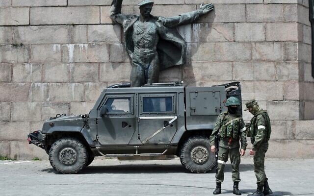 In this file photo from May 20, 2022, Russian servicemen patrol at the Eternal Flame monument in Kherson, amid the ongoing Russian invasion of Ukraine. (Olga Maltseva/AFP) In this file photo from May 20, 2022, Russian servicemen patrol at the Eternal Flame monument in Kherson, amid the ongoing Russian invasion of Ukraine. (Olga Maltseva/AFP)