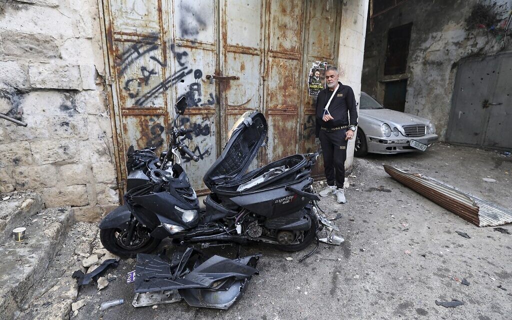 Palestinians gather around a motorcycle, that was reportedly used to kill Tamer al-Kilani, in the old city of Nablus, on October 23, 2022. (JAAFAR ASHTIYEH / AFP) Palestinians gather around a motorcycle, that was reportedly used to kill Tamer al-Kilani, in the old city of Nablus, on October 23, 2022. (JAAFAR ASHTIYEH / AFP)
