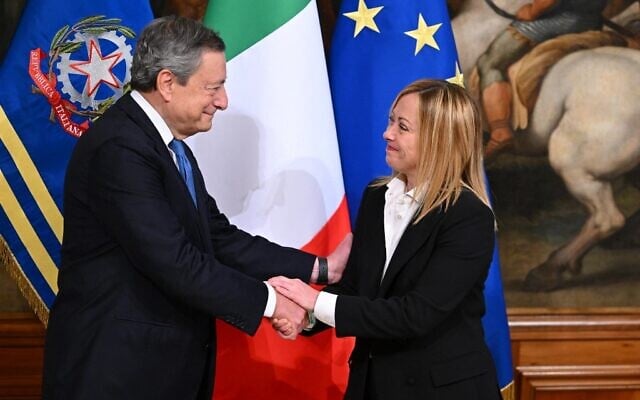 Italy's outgoing prime minister, Mario Draghi and Italy's new prime minister, Giorgia Meloni shake hands during the cabinet minister bell handover ceremony at Palazzo Chigi in Rome on October 23, 2022 (Andreas SOLARO / AFP) Italy's outgoing prime minister, Mario Draghi and Italy's new prime minister, Giorgia Meloni shake hands during the cabinet minister bell handover ceremony at Palazzo Chigi in Rome on October 23, 2022 (Andreas SOLARO / AFP)