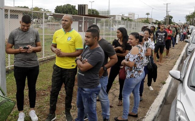 People queue to vote during the presidential run-off election at a polling station in Brasilia, on October 30, 2022 (Sergio Lima / AFP) People queue to vote during the presidential run-off election at a polling station in Brasilia, on October 30, 2022 (Sergio Lima / AFP)