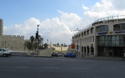 The Dan Pearl hotel in Jerusalem seen in this photo on the right side. (Chris Yunker from St. Louis, United States, Jerusalem, CC BY-SA 2.0, Wikimedia Commons, https://commons.wikimedia.org/w/index.php?curid=39497276)