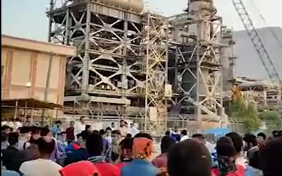 Workers protest against Iran's regime at a natural gas refinery in Asaluyeh, Iran. (Twitter video screenshot; used in accordance with Clause 27a of the Copyright Law)