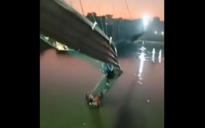 The British-era Morbi Bridge after it collapsed, killing at least 30 people, in Gujarat state, India, October 30, 2022. (Twitter screenshot: used in accordance with Clause 27a of the Copyright Law)