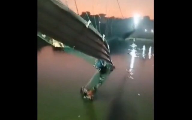 The British-era Morbi Bridge after it collapsed, killing at least 30 people, in Gujarat state, India, October 30, 2022. (Twitter screenshot: used in accordance with Clause 27a of the Copyright Law) The British-era Morbi Bridge after it collapsed, killing at least 30 people, in Gujarat state, India, October 30, 2022. (Twitter screenshot: used in accordance with Clause 27a of the Copyright Law)