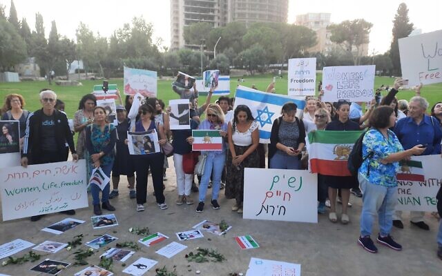 Israelis rally in Independence Park in Jerusalem on October 6, 2022, in solidarity with Iranian women (Amy Spiro/Times of Israel) Israelis rally in Independence Park in Jerusalem on October 6, 2022, in solidarity with Iranian women (Amy Spiro/Times of Israel)