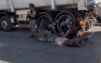 Border Police officers treat Fayez Damdum, 18, who was shot by forces after he allegedly attempted to hurl a firebomb, October 1, 2022. (Screenshot: Twitter)