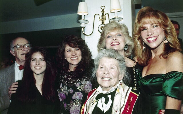 Singer Carly Simon, right, is joined by her sisters and mother at a party in New York on Thursday, March 23, 1990, to celebrate the release of her new album My Romance. From left are Lucy, Andrea, Joanna and Carly Simon. (AP/Ed Bailey) Singer Carly Simon, right, is joined by her sisters and mother at a party in New York on Thursday, March 23, 1990, to celebrate the release of her new album My Romance. From left are Lucy, Andrea, Joanna and Carly Simon. (AP/Ed Bailey)