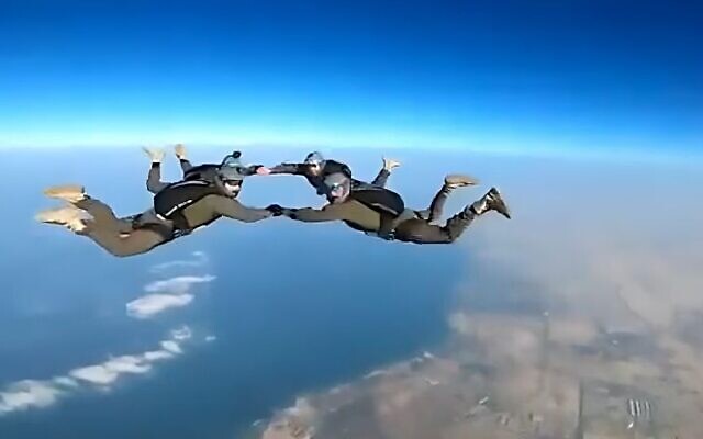 Paratroopers from Israel, Bahrain, the UAE and the US are seen in Bahrain on October 26, 2022. (Screenshot: Twitter - Used in accordance with Clause 27a of the Copyright Law) Paratroopers from Israel, Bahrain, the UAE and the US are seen in Bahrain on October 26, 2022. (Screenshot: Twitter - Used in accordance with Clause 27a of the Copyright Law)