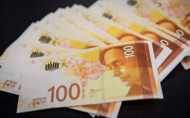 The new 100 Israeli Shekel bill, December 31, 2017. (Nati Shohat/Flash90)