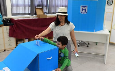 Israelis cast their votes at a voting station in Tel Aviv, during the Knesset elections, March 23, 2021. (Tomer Neuberg/Flash90)