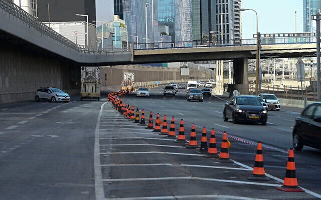 The Ayalon Highway on October 01, 2022 after a large sinkhole opened on the main highway in Tel Aviv on September 17, 2022. (Avshalom Sassoni/Flash90) The Ayalon Highway on October 01, 2022 after a large sinkhole opened on the main highway in Tel Aviv on September 17, 2022. (Avshalom Sassoni/Flash90)