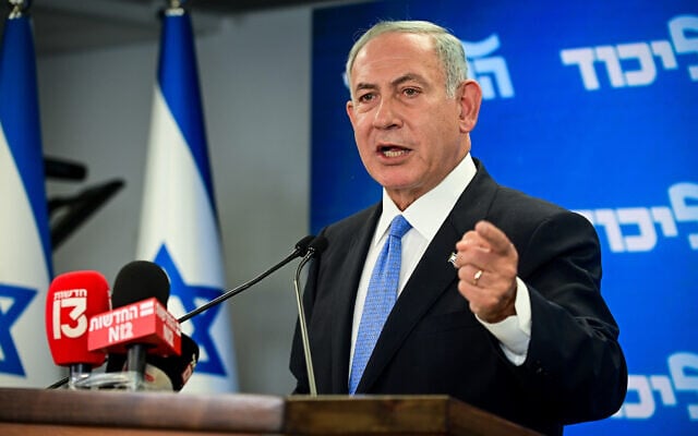 Likud leader Benjamin Netanyahu speaks to the media in Tel Aviv on October 3, 2022. (Avshalom Sassoni/Flash90) Likud leader Benjamin Netanyahu speaks to the media in Tel Aviv on October 3, 2022. (Avshalom Sassoni/Flash90)