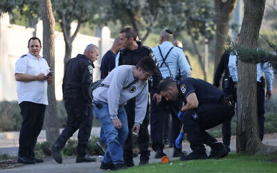 Police and medics at the scene of a stabbing attack in East Jerusalem, October 22, 2022. (Yonatan Sindel/Flash90)