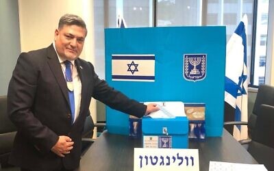 Ambassador Ran Yaakoby casts a vote in Wellington, New Zealand on October 20, 2022. (Foreign Ministry)